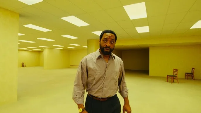 Chiwetel Ejiofor en Backrooms