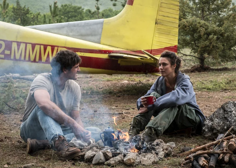El elenco está encabezado por Jacob Elordi como Hig y Josh Brolin como Bangley. También participan Margaret Qualley, Allison Janney, Benedict Wong y Guy Pearce.