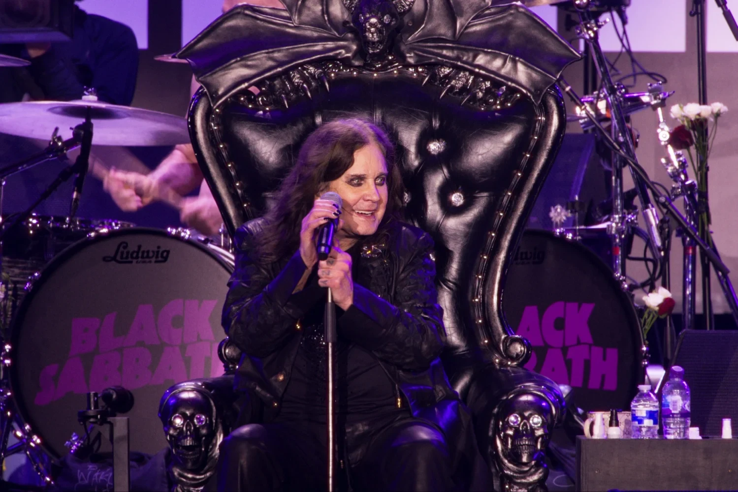 Ozzy Osbourne canta sentado en su trono sobre el escenario de Villa Park