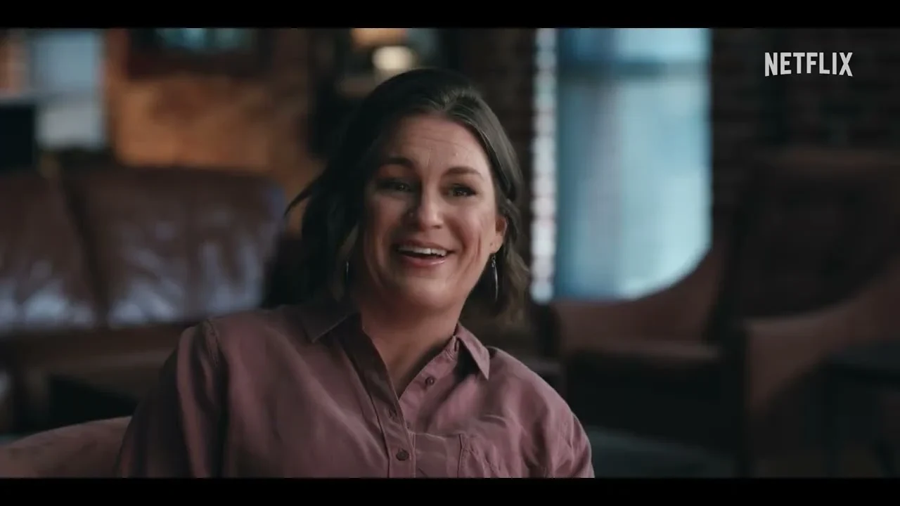 Una mujer habla en una entrevista del documental El de Matthew Perry