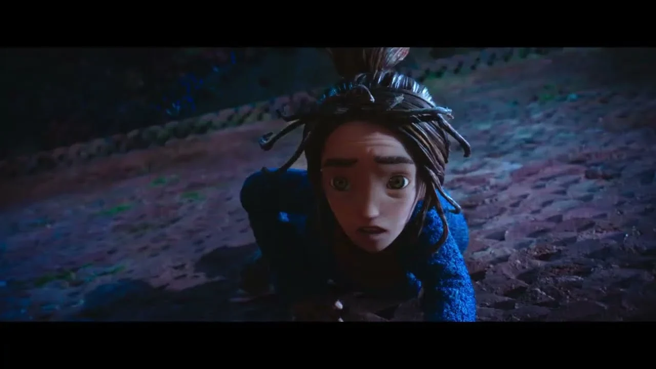 Una joven de pelo oscuro mira hacia arriba en una escena de Wildwood