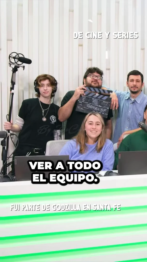 Un grupo de diez personas posa en un estudio, una de ellas con una claqueta, con el texto sobreimpreso «Ver a todo el equipo»