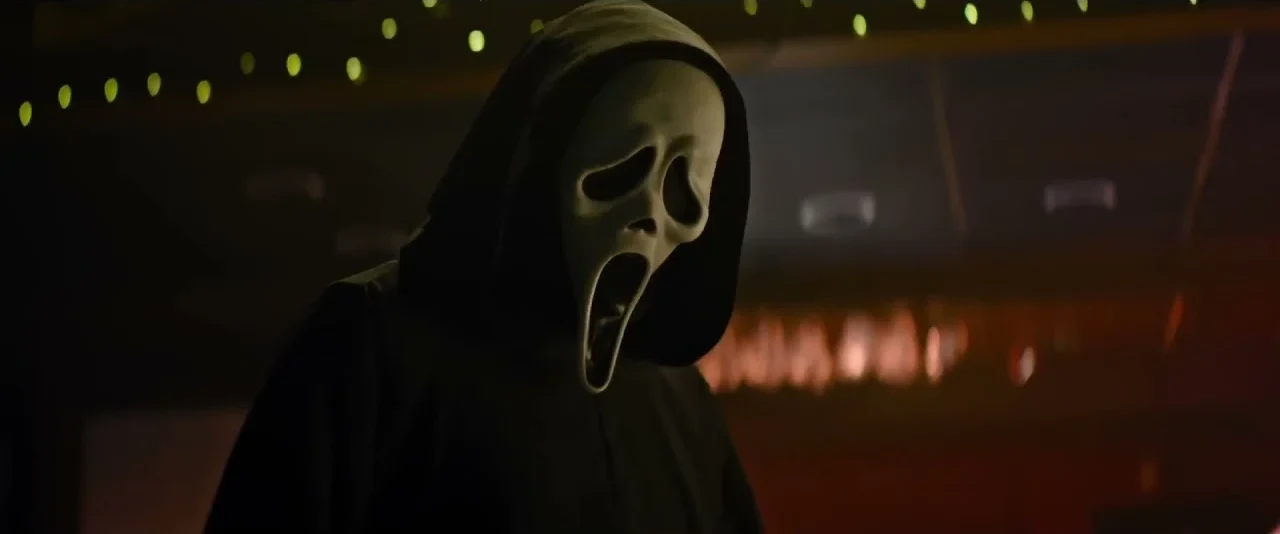 Ghostface en una calle de noche en Scream 7