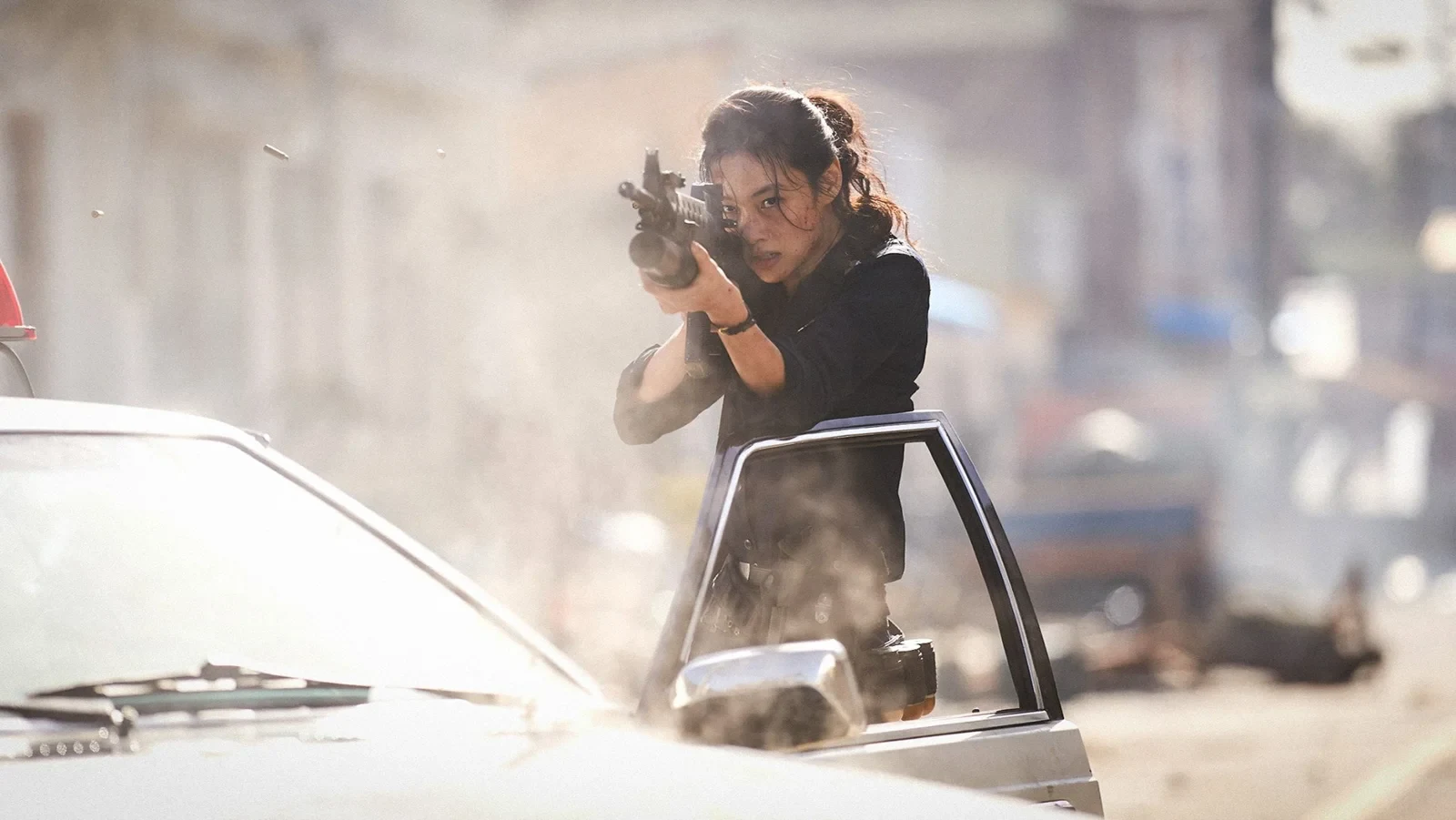 Hoyeon apunta con un arma detrás de un auto en Hope: El primer impacto