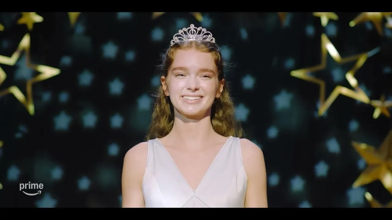 Carrie White con una tiara en el baile de egresados en Carrie, la serie de Mike Flanagan
