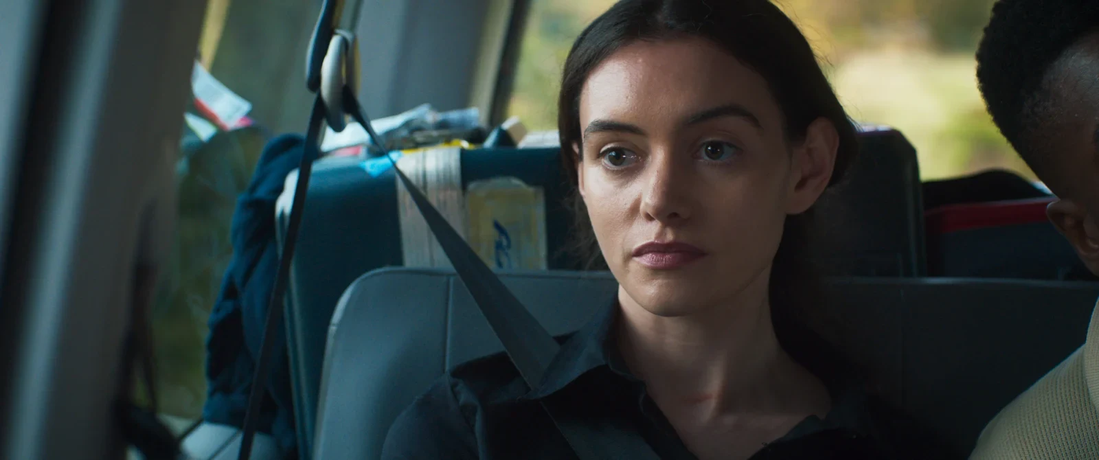 Una de las protagonistas de Devorador de almas en el asiento de una camioneta