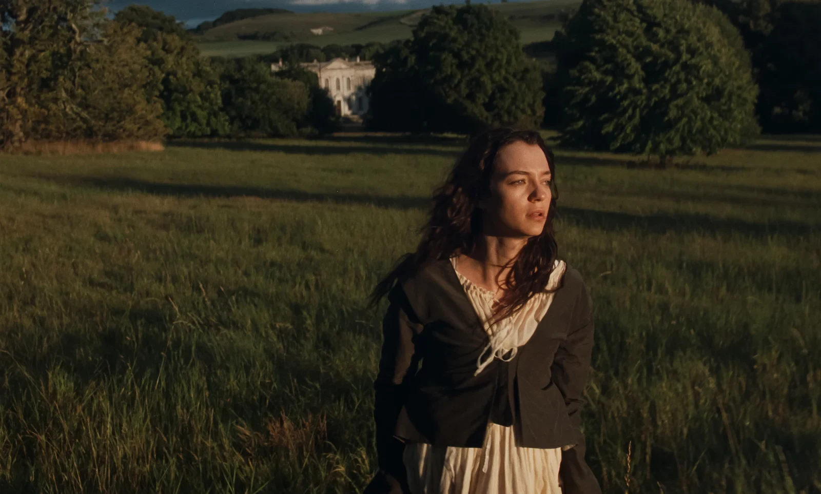 Esmé Creed-Miles como Marianne Dashwood en el campo