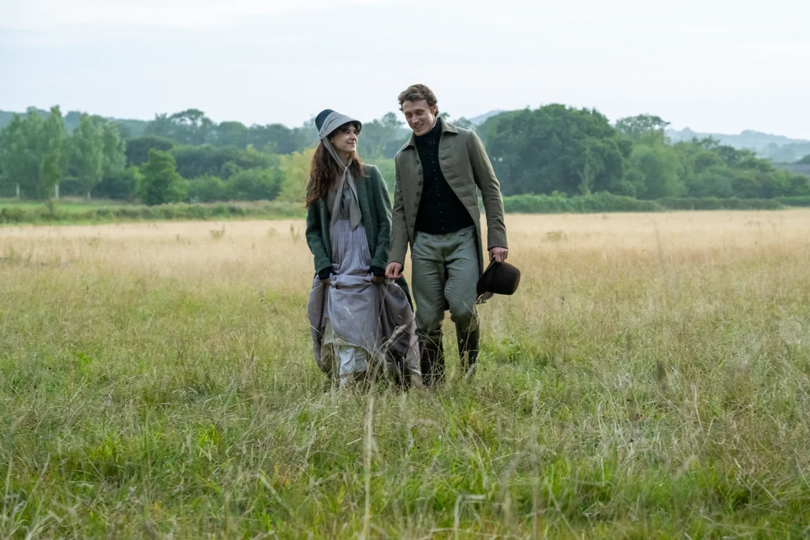 Daisy Edgar-Jones como Elinor Dashwood camina con Edward Ferrars