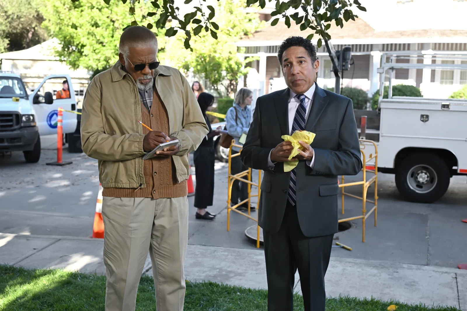 Oscar Nuñez y Duane Shepard Sr. en una escena de The Paper
