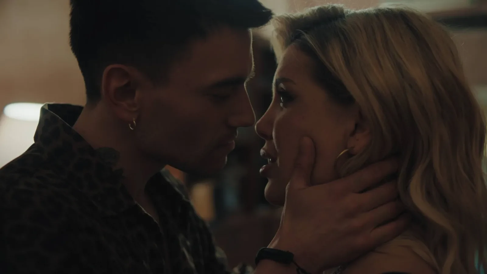 Wanda Nara y Agustín Bernasconi en una escena de ¿Querés ser mi hijo?