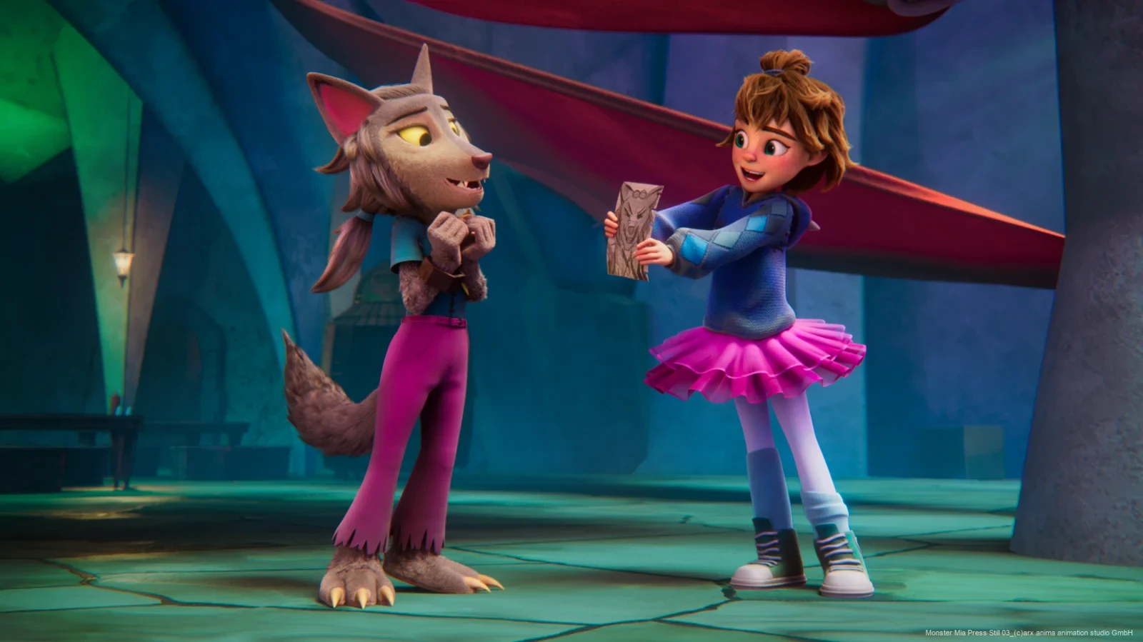 Mía junto a un compañero lobo en la escuela