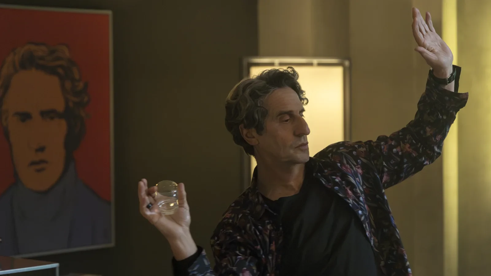 Diego Peretti con un vaso en la mano en una escena de Lo dejamos acá