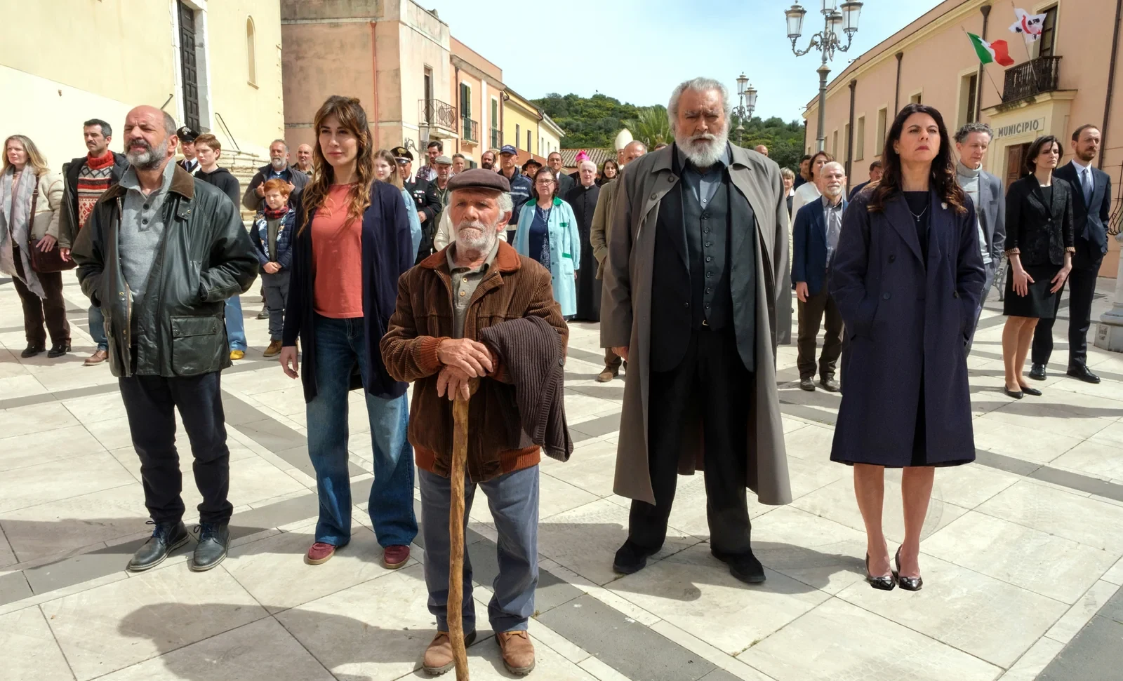 Aldo Baglio, Virginia Raffaele, Giuseppe Ignazio Loi, Diego Abatantuono y Geppi Cucciari en una plaza de La vida es así