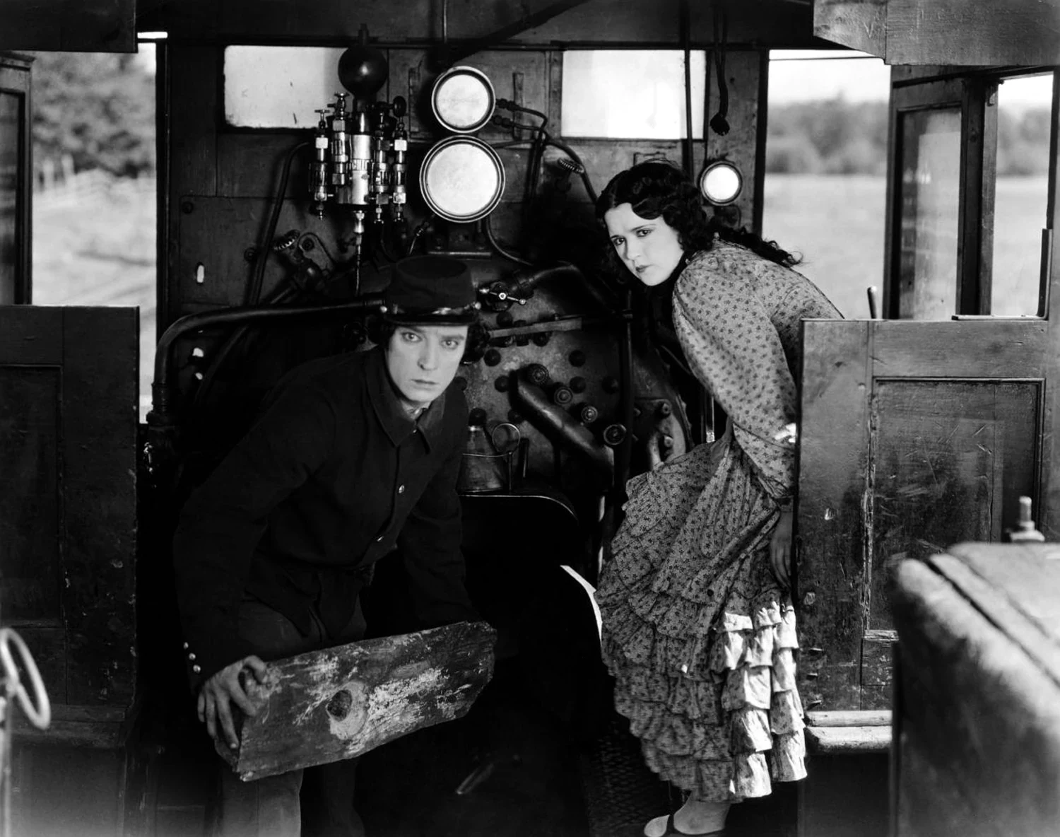 Buster Keaton y Marion Mack en la cabina de una locomotora en El maquinista de La General