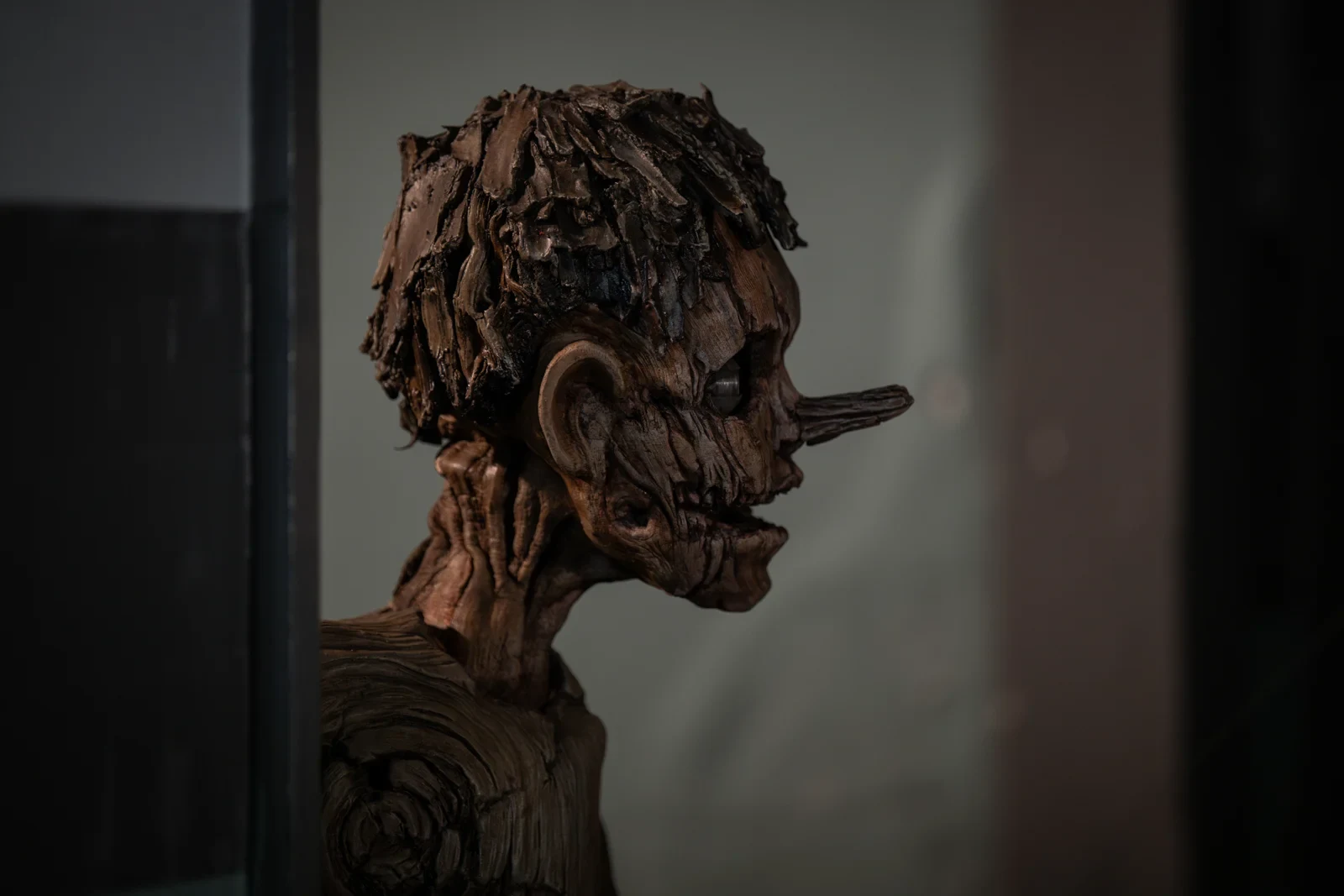 Primer plano de la marioneta de Pinocho sin cuerdas