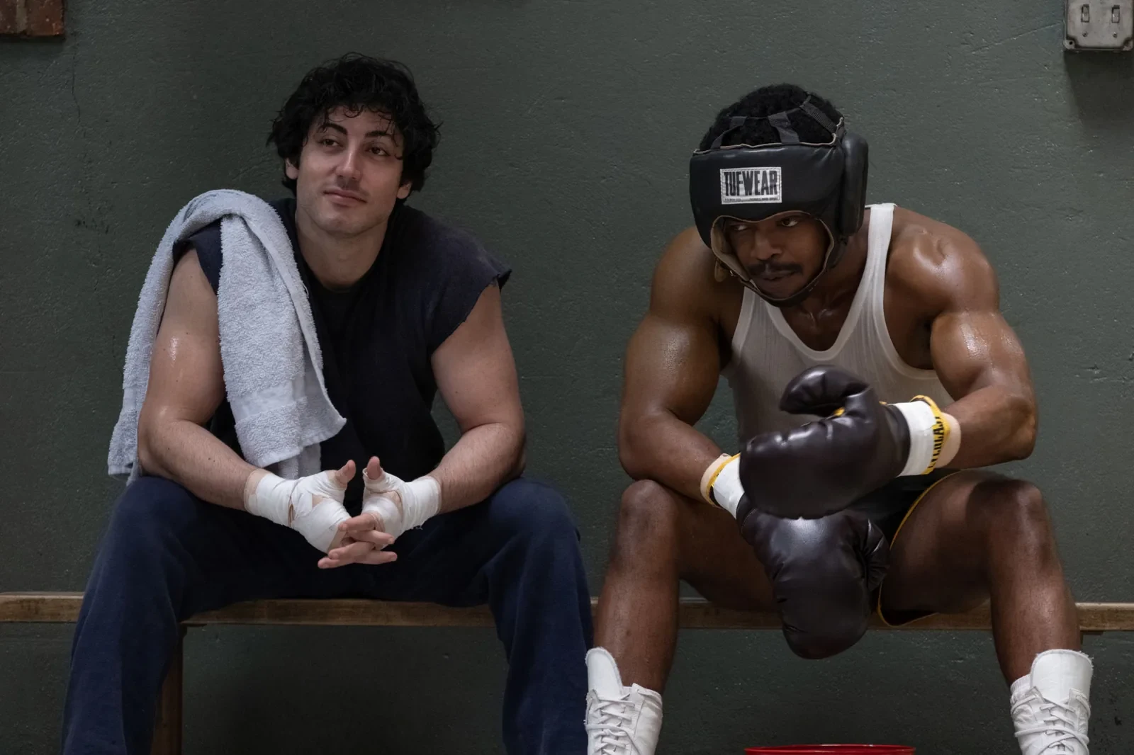 Anthony Ippolito y Stephan James (como Carl Weathers) en Yo soy Rocky / I Play Rocky (Amazon MGM Studios)