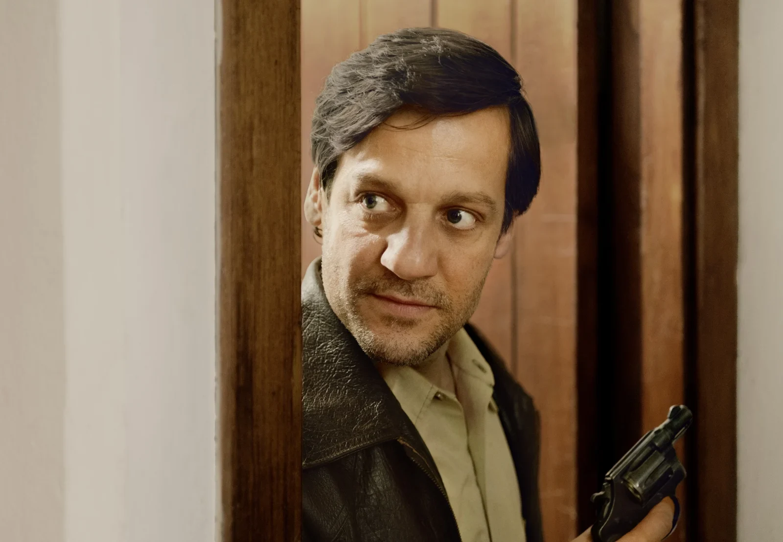 Rodrigo de la Serna como Aníbal Gordon con un arma en Gordon de Netflix