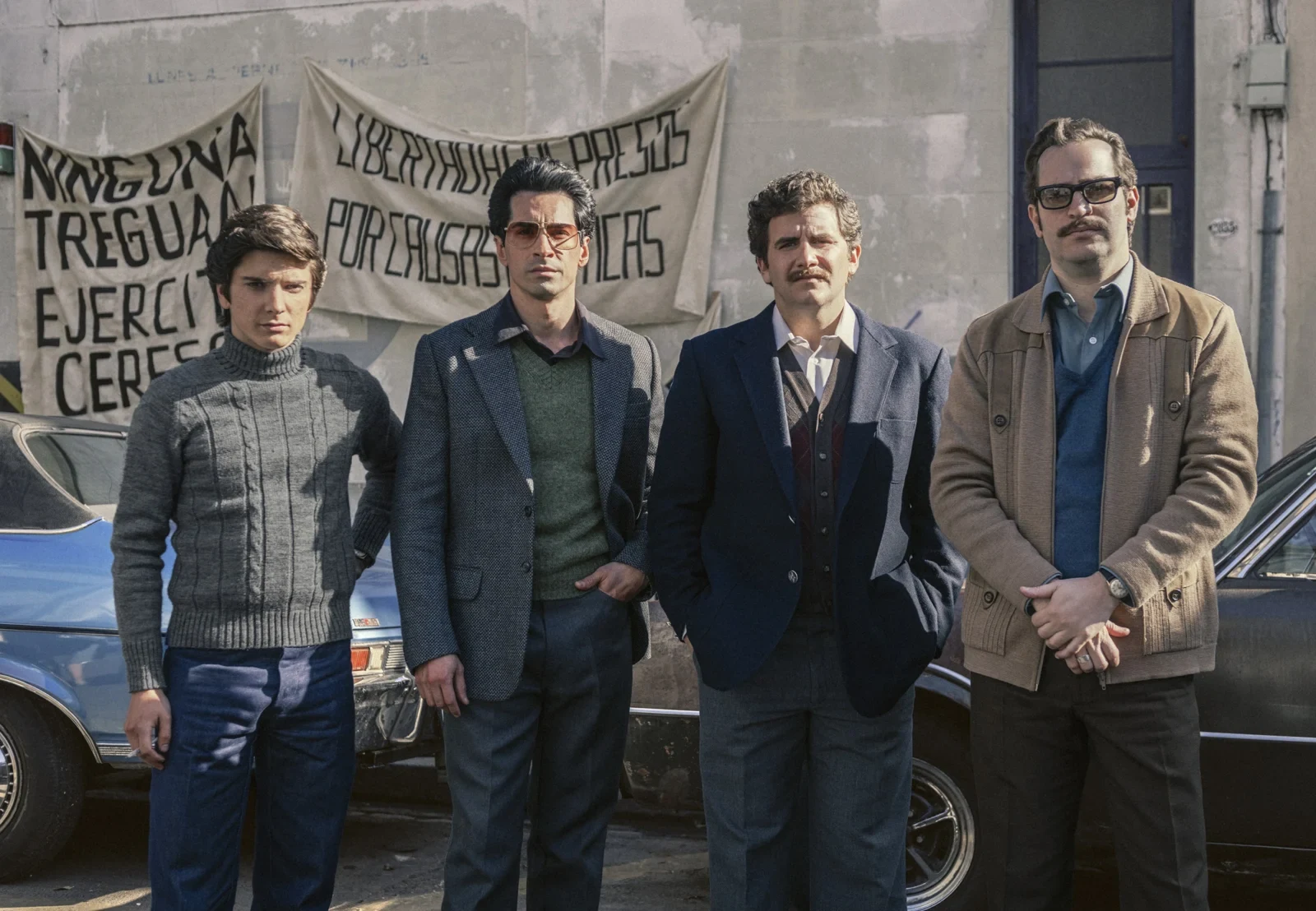 Elenco de Gordon frente a banderas políticas en la serie de Netflix