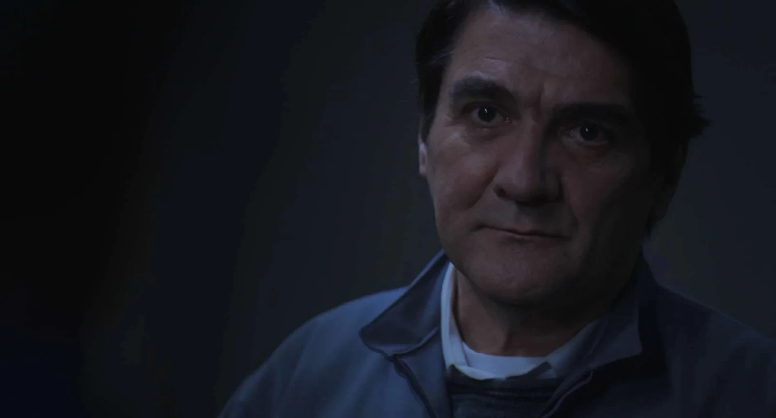 César Troncoso en primer plano, con campera azul, en La casa