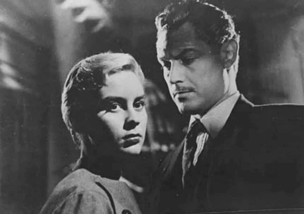 Elsa Daniel y un hombre de traje en una foto fija en blanco y negro