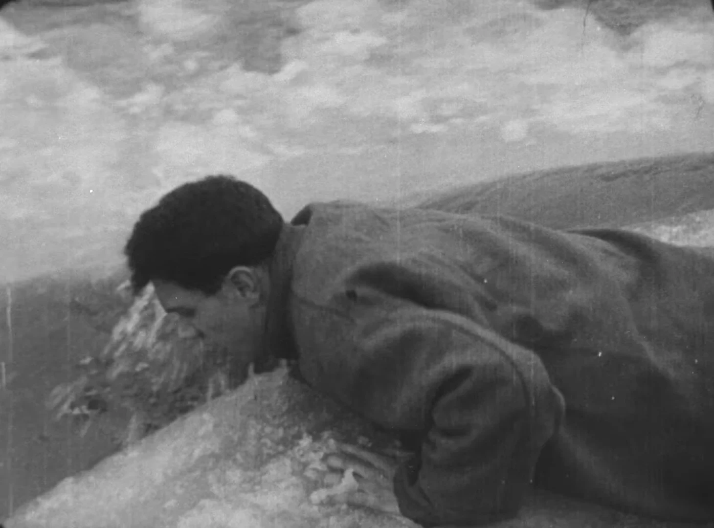 Nikolai Batalov como Pável sobre el río congelado en La madre (1926)