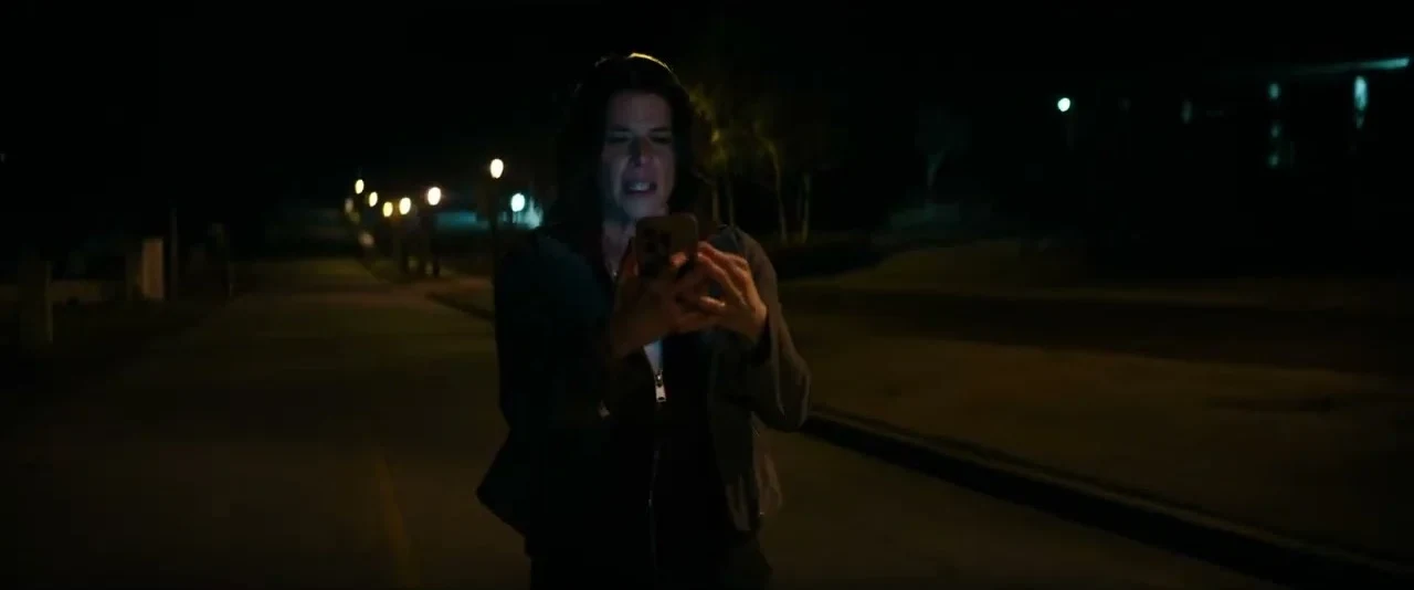 Tres personajes caminando por un barrio en Scream 7