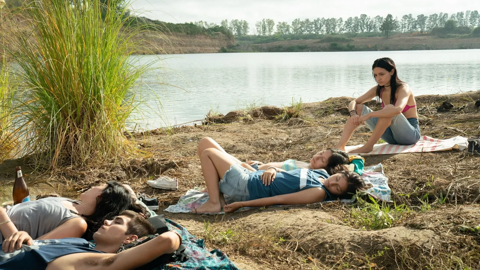 Las chicas de La virgen de la tosquera tiradas al sol junto a la tosquera