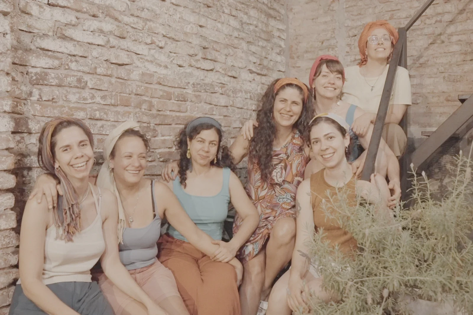 Protagonistas de Pertenencias sentadas en una escalera