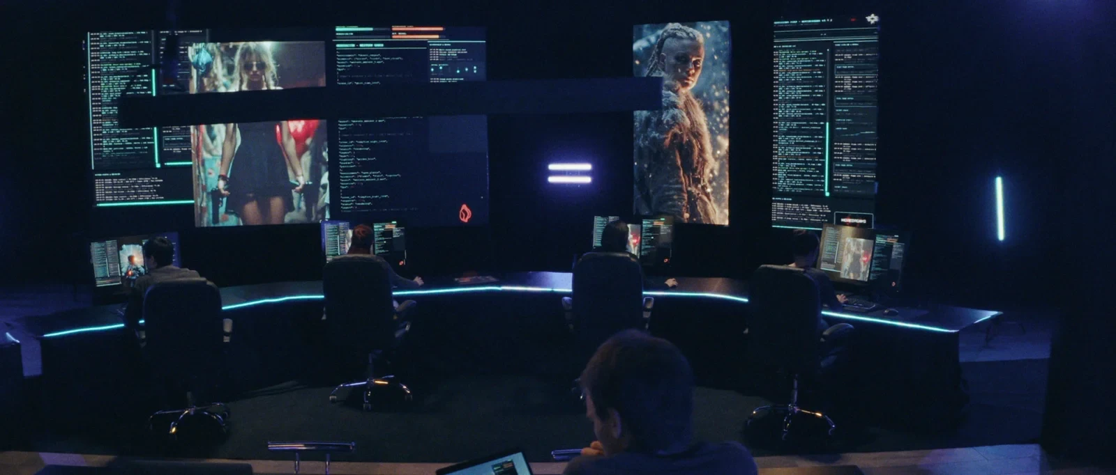 Un laboratorio con monitores y luces de neón azul, en MOVIEDREAMS