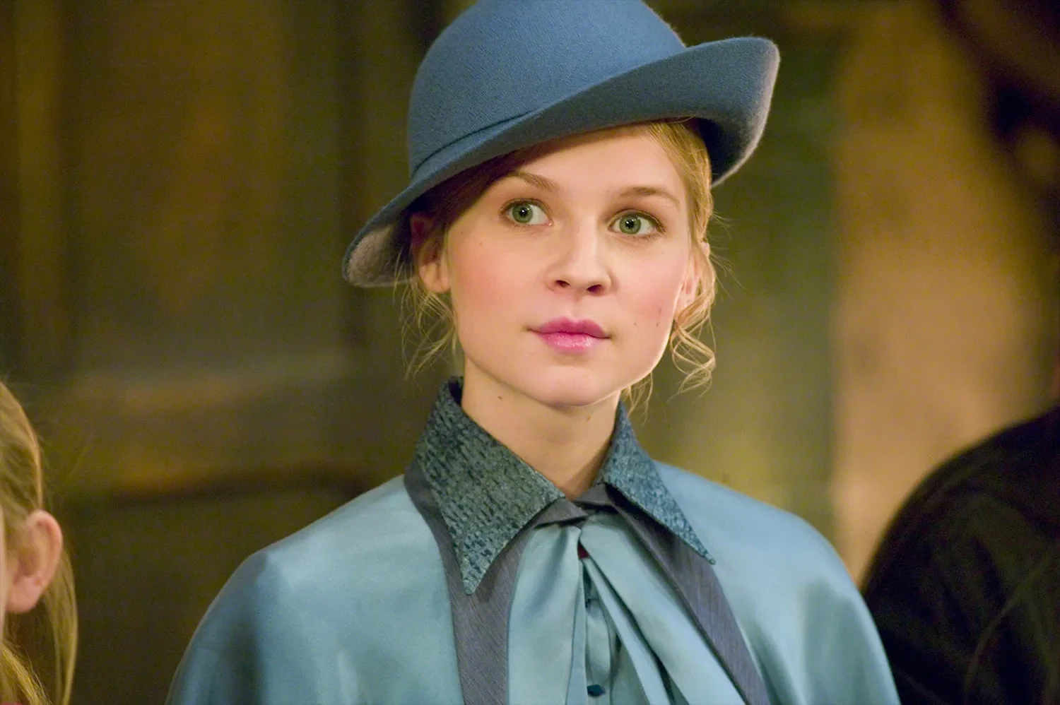 Clémence Poésy como Fleur Delacour con el uniforme celeste de Beauxbatons en El cáliz de fuego