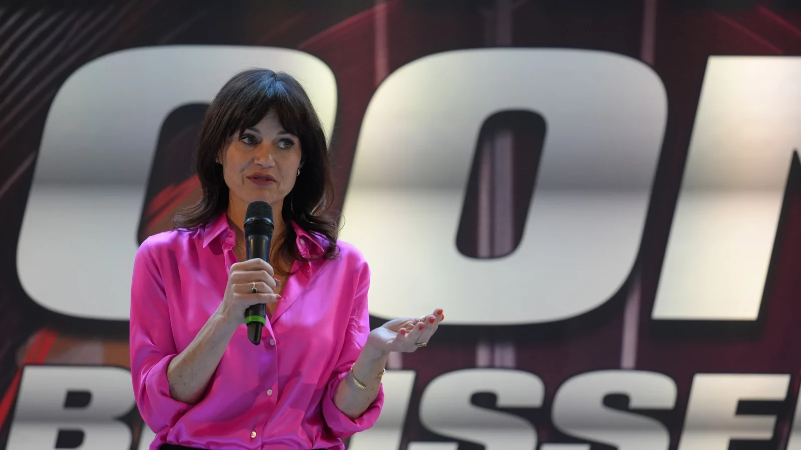 Carla Gugino habla en el escenario de la Brussels Comic Con 2025