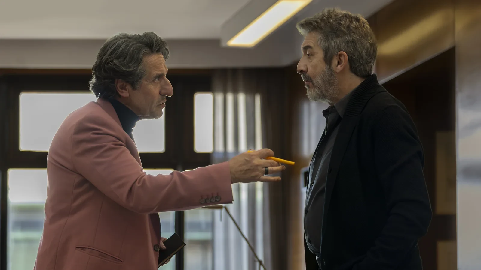 Diego Peretti discute con Ricardo Darín en una escena de Lo dejamos acá