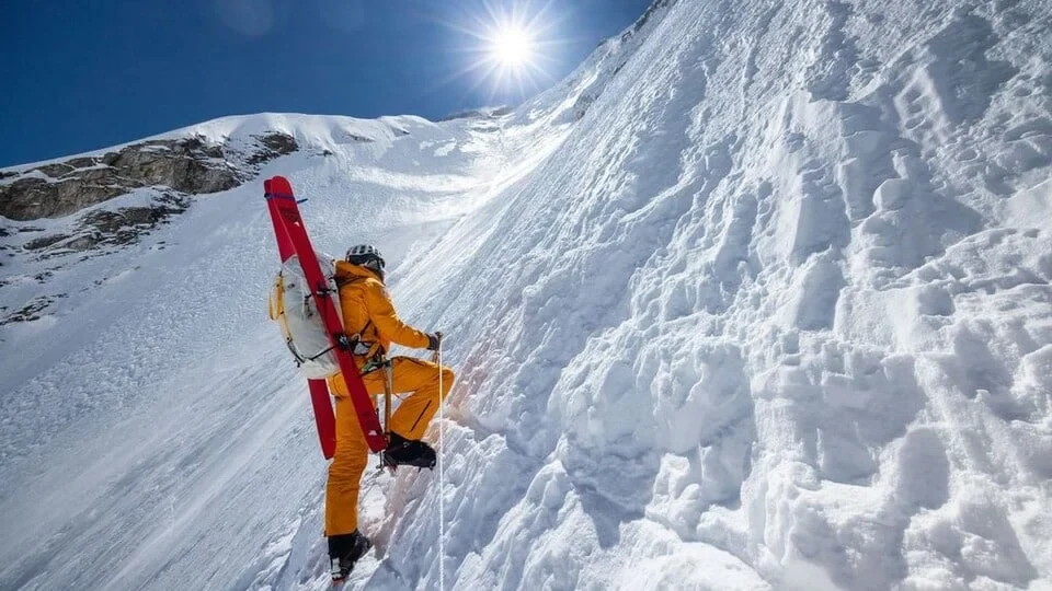 Un esquiador de montaña escala una pared de nieve en la cara norte del Everest