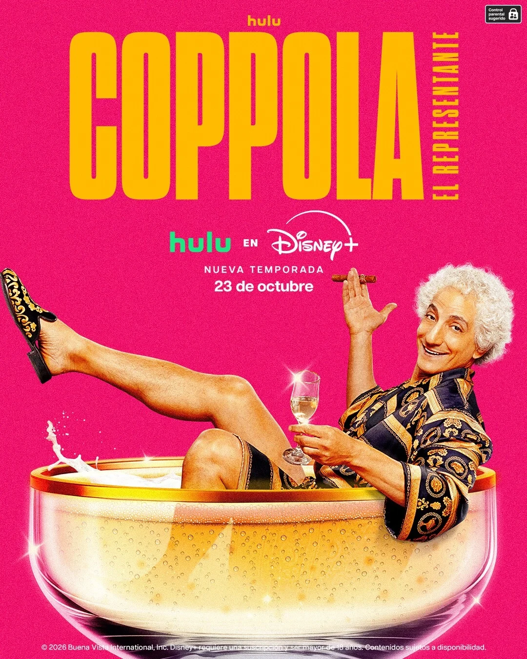 Juan Minujín caracterizado como Guillermo Coppola, sentado en una copa gigante de champagne