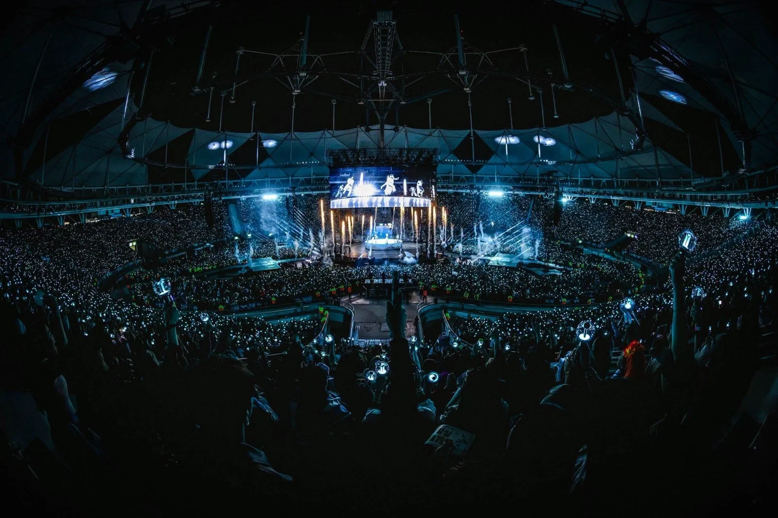Estadio lleno durante el concierto de BTS Arirang