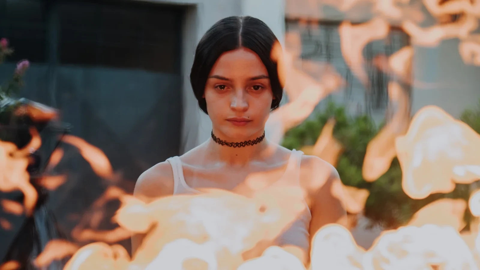 Una de las protagonistas de La virgen de la tosquera rodeada de flores