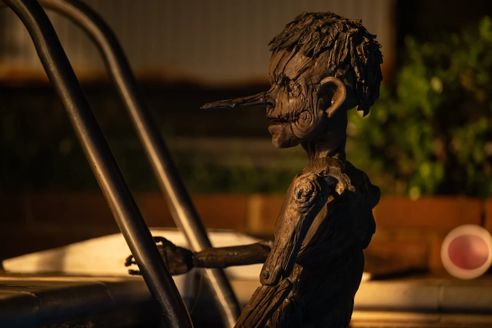 Marioneta de Pinocho sin cuerdas de perfil