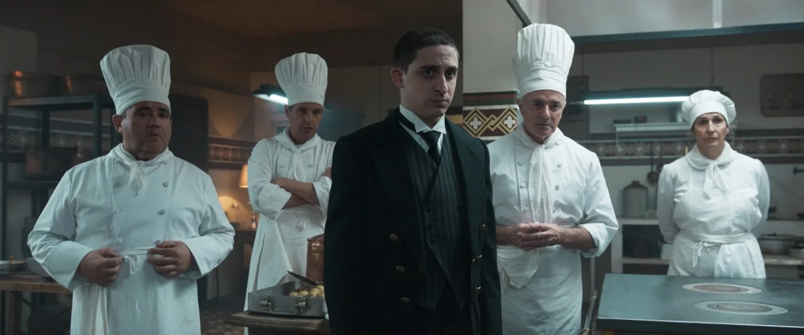 Cocineros y maître en la cocina del Palace en La cena