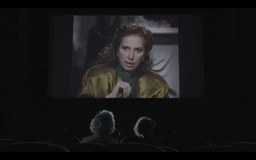 Imagen de archivo de una mujer proyectada en la pantalla de un cine
