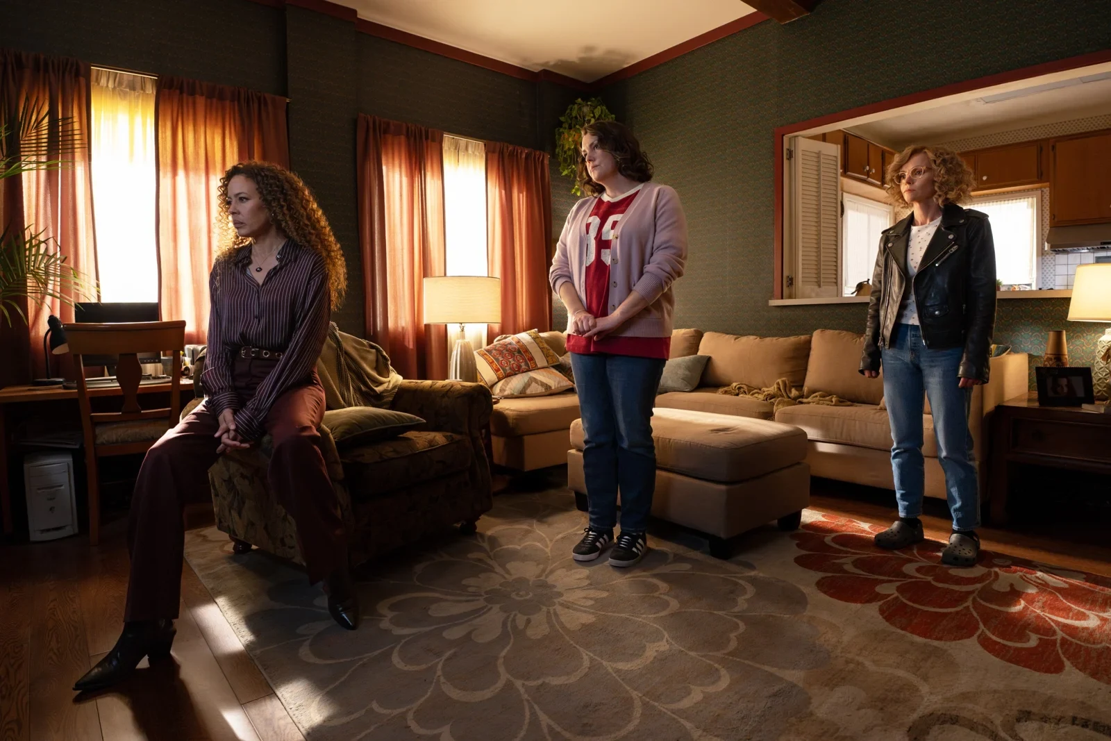 Tawny Cypress, Melanie Lynskey y Christina Ricci de pie en un living