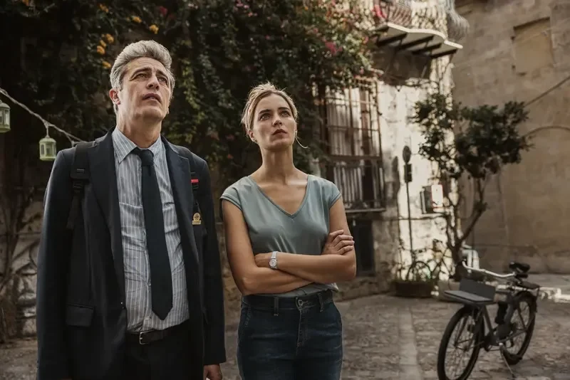 Pif y Giusy Buscemi en una calle de Palermo en Que Dios perdona a todos