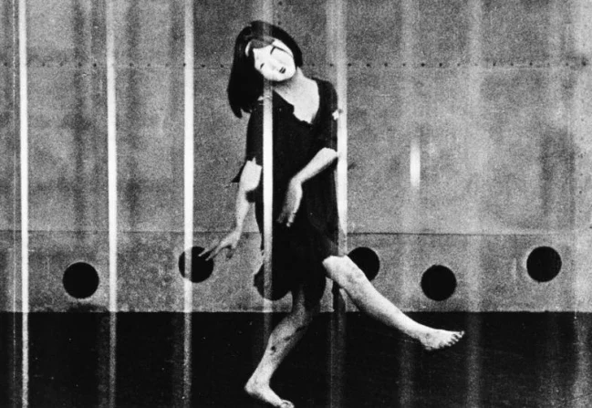 Eiko Minami baila descalza detrás de los barrotes de una celda, en A Page of Madness
