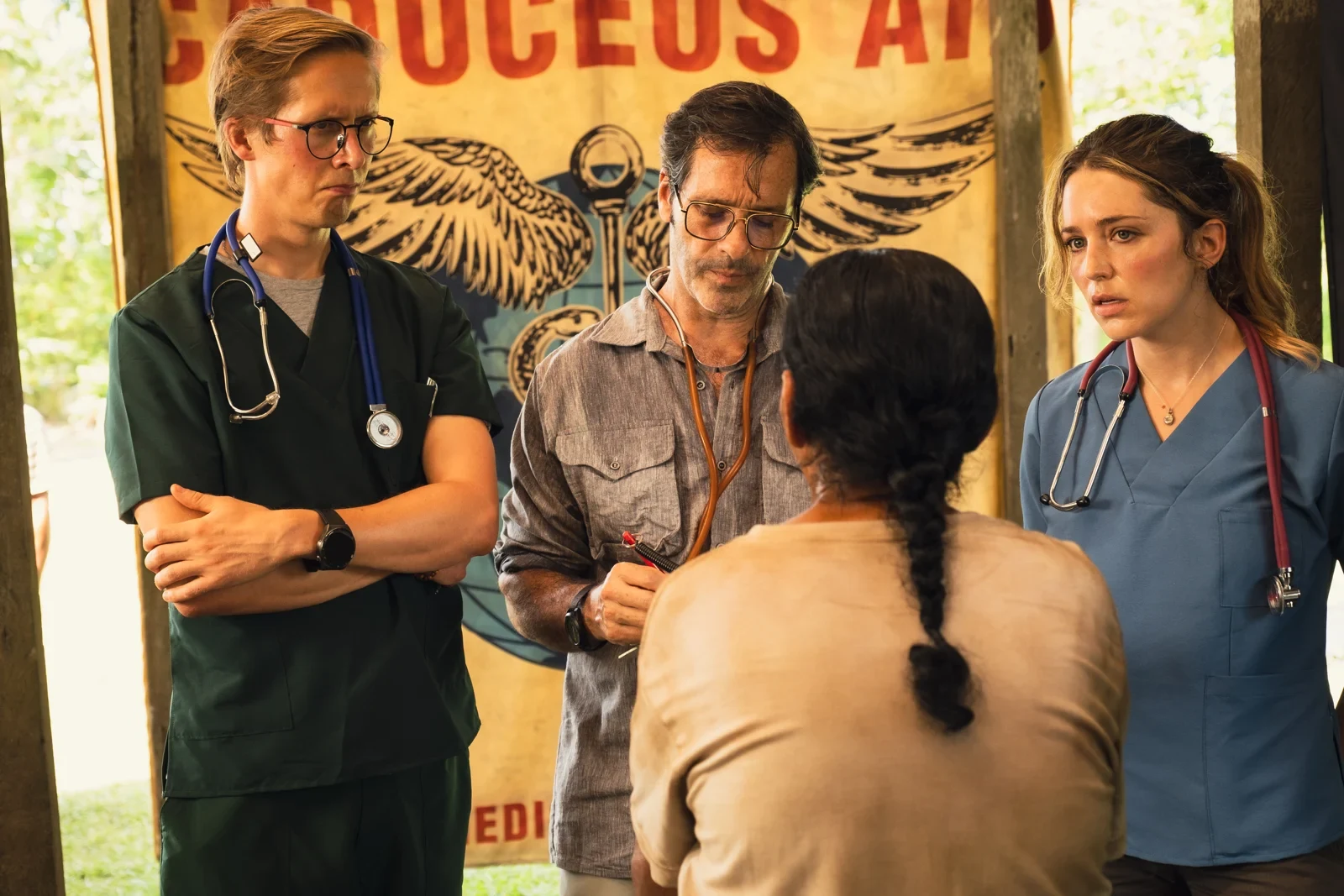 Jóvenes médicos con ambo conversando en un pueblo