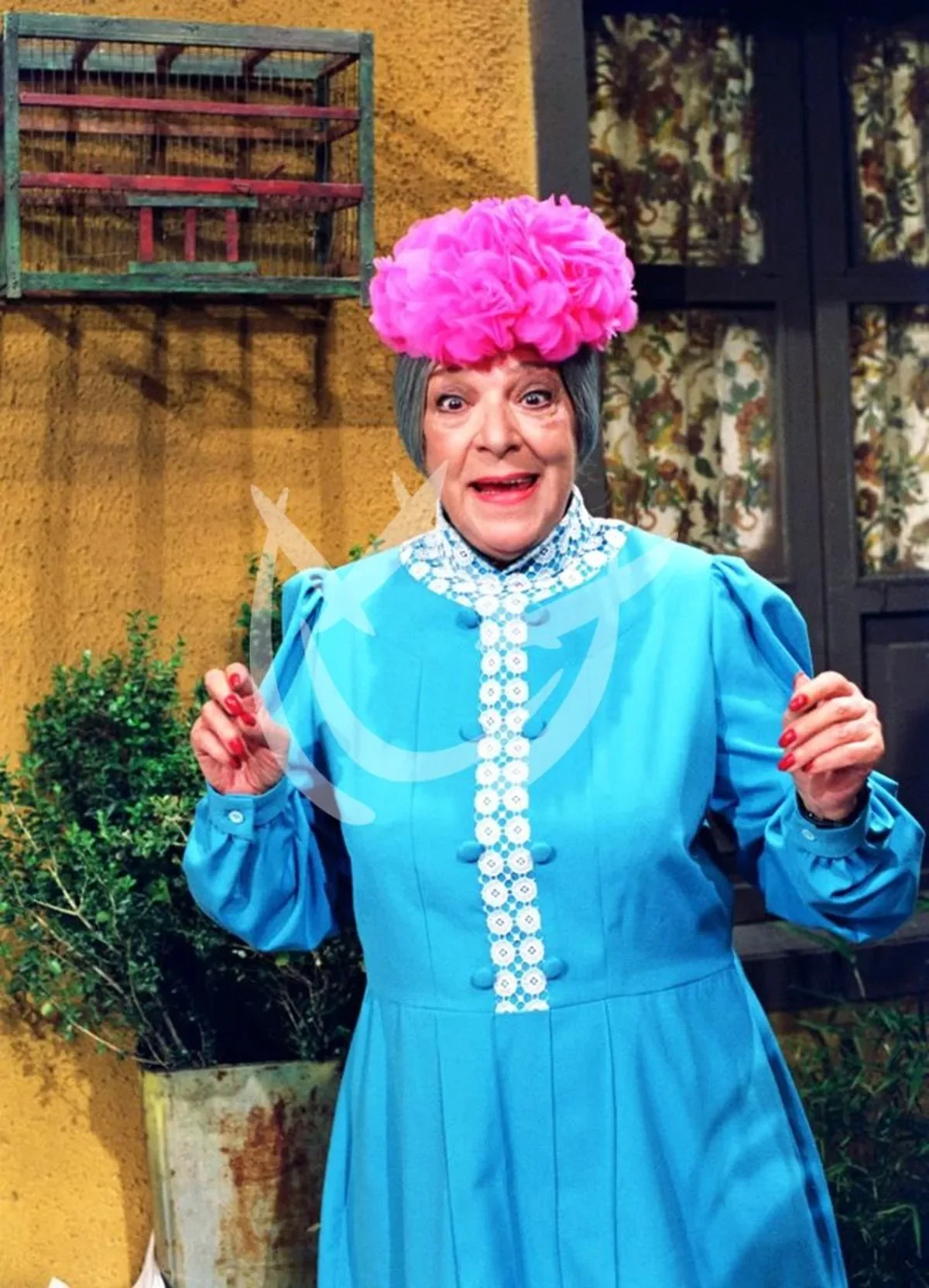 Angelines Fernández como Doña Clotilde, la Bruja del 71