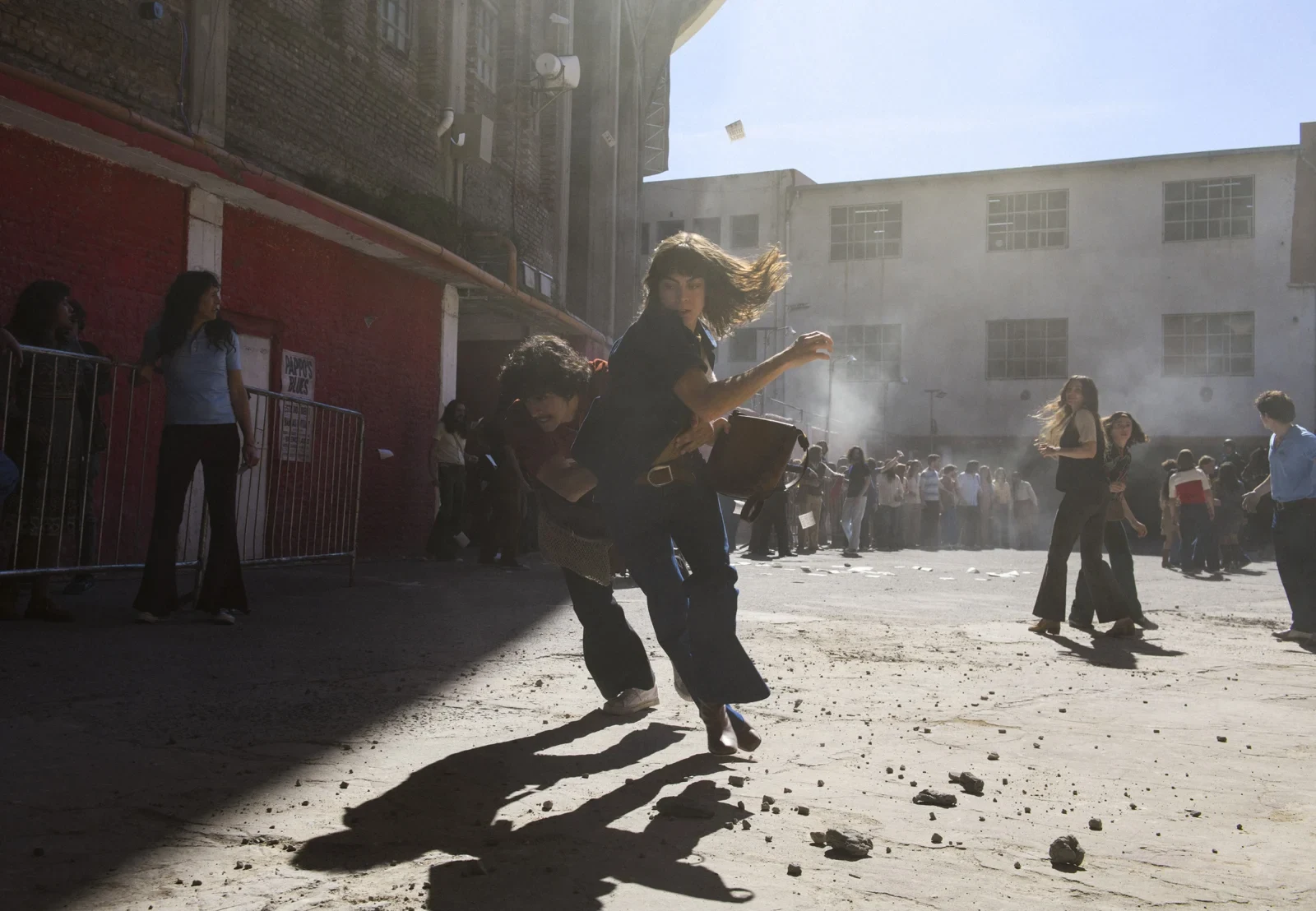Escena de persecución en un patio en Gordon, serie de Netflix