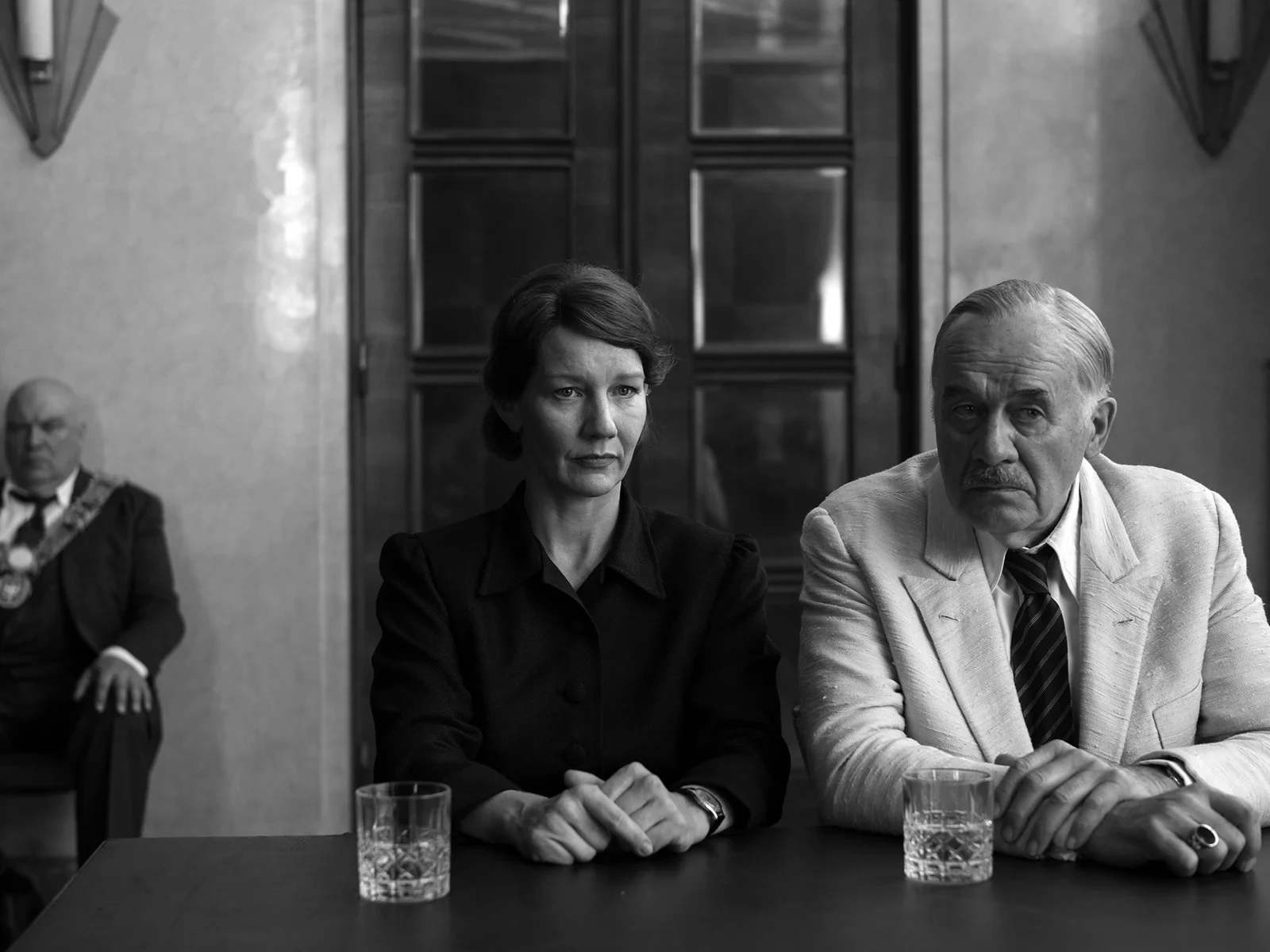 Hanns Zischler como Thomas Mann en una conferencia de prensa en Tierra de mi padre