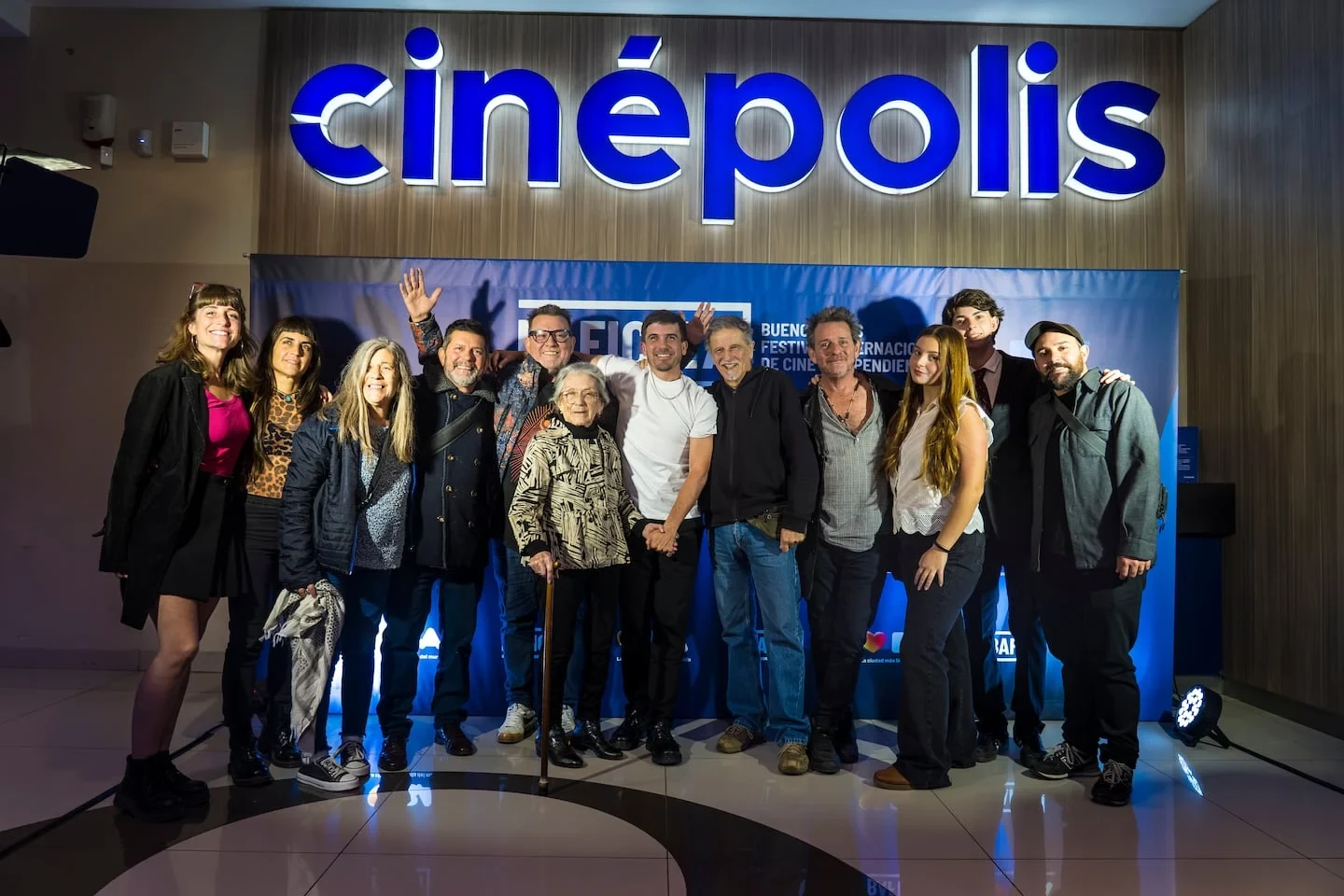 La familia Machado posa en grupo en el hall de un cine