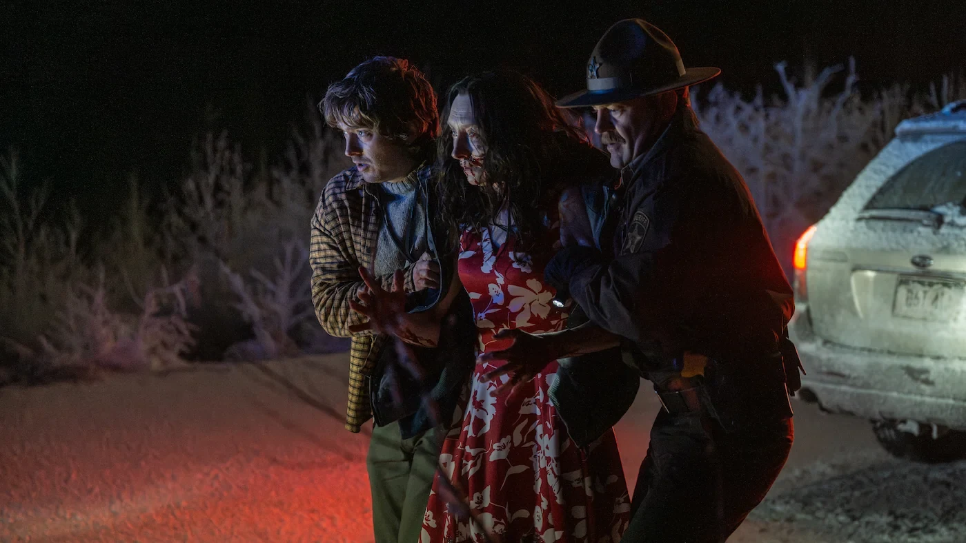 Austin Abrams, Andrea Miltnerova y Johnno Wilson en una ruta nevada de noche en Resident Evil: Noche Cero