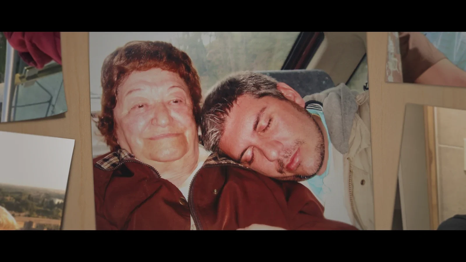 Una mujer mayor y un hombre joven en una foto familiar