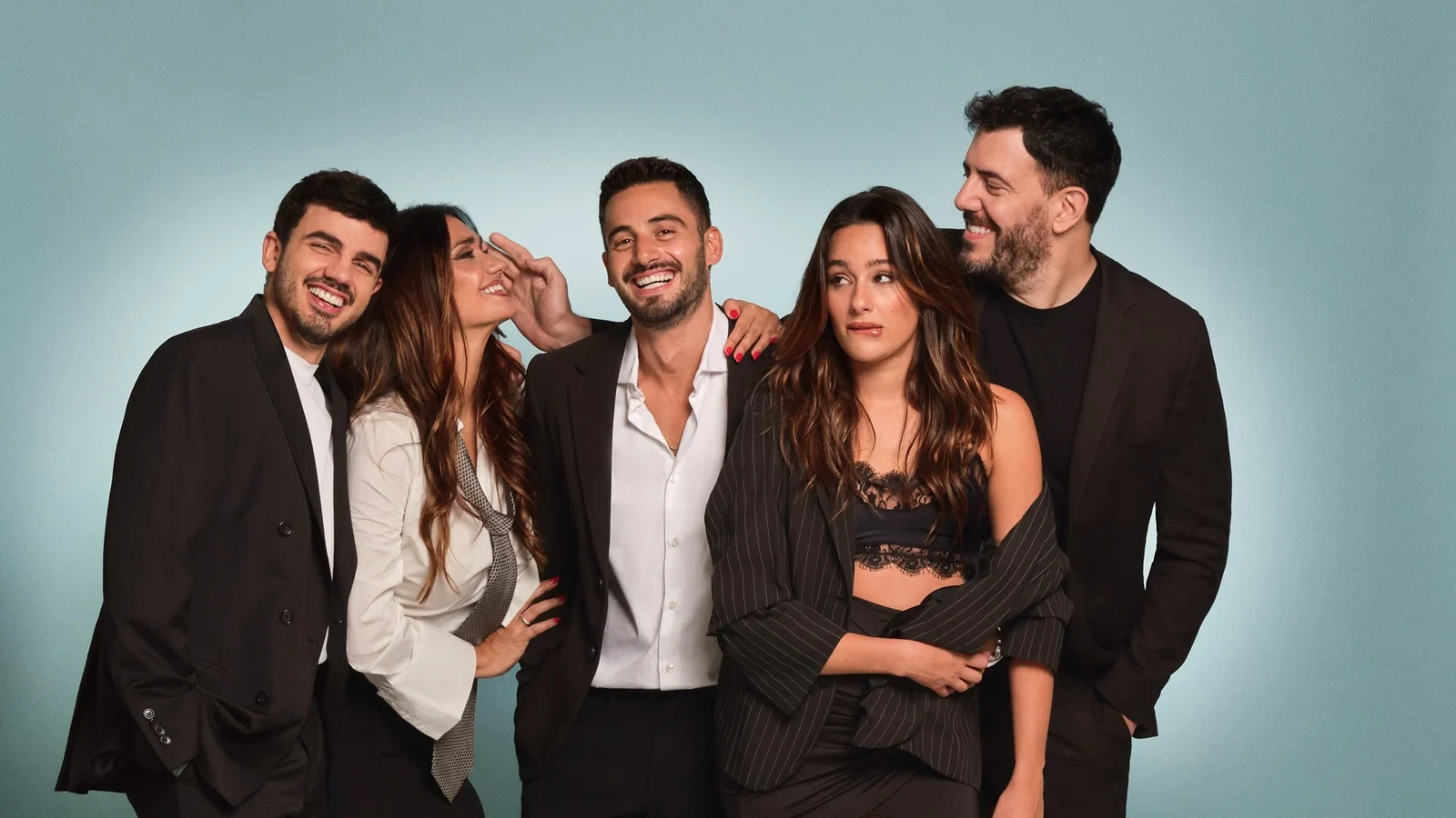 Cinco integrantes del elenco de Somos así posan juntos frente a un fondo celeste